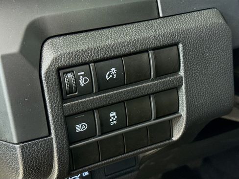 Used 2025 Toyota Tacoma SR image 9