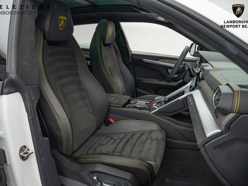 Used 2022 Lamborghini Urus image 22