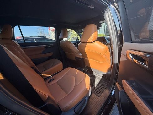 Used 2024 Toyota Highlander Platinum image 14