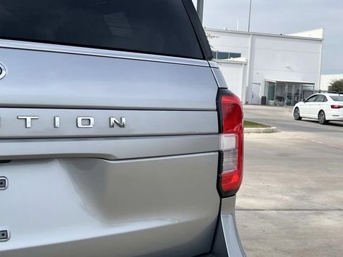 Used 2023 Ford Expedition XLT image 5