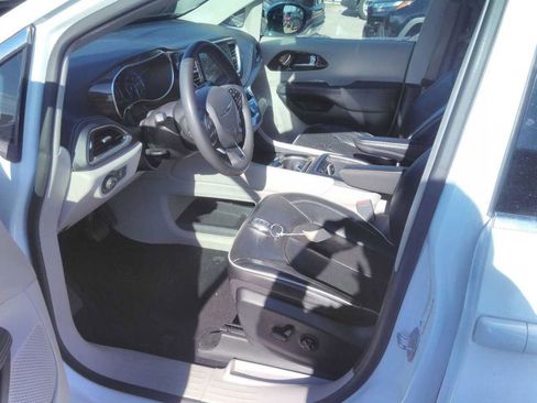 Used 2023 Chrysler Pacifica Limited image 6