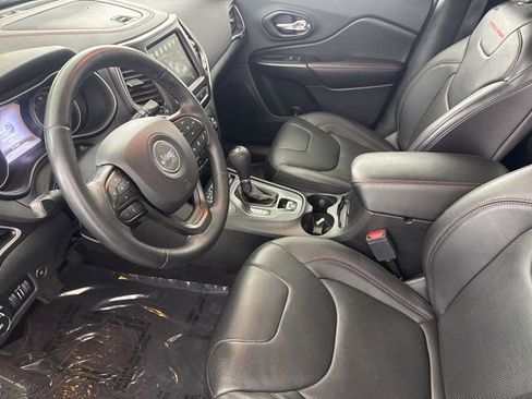 Used 2019 Jeep Cherokee Trailhawk AWD/4WD image 24