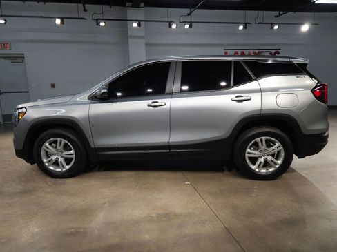 Used 2023 GMC Terrain SLE image 4