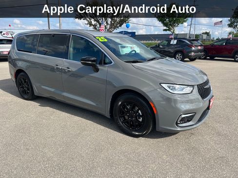 Used 2025 Chrysler Pacifica Select FWD image 9