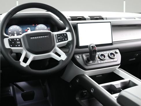 Used 2025 Land Rover Defender 110 X-Dynamic SE AWD/4WD image 7