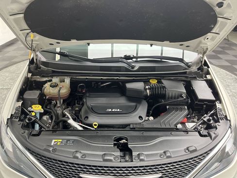Used 2017 Chrysler Pacifica Touring FWD image 25