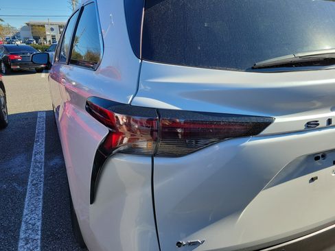 Used 2025 Toyota Sienna XLE image 18