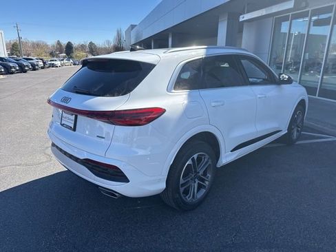 Used 2025 Audi Q5 2.0T Premium w/ Convenience Package image 3