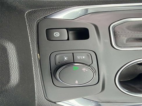 Used 2020 Chevrolet Traverse LT image 32