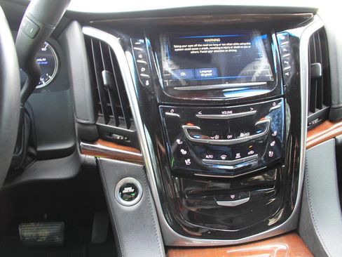 Used 2017 Cadillac Escalade Luxury image 24