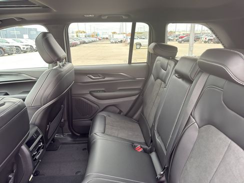 New 2025 Jeep Grand Cherokee Altitude w/ Trailer Tow Package AWD/4WD image 32