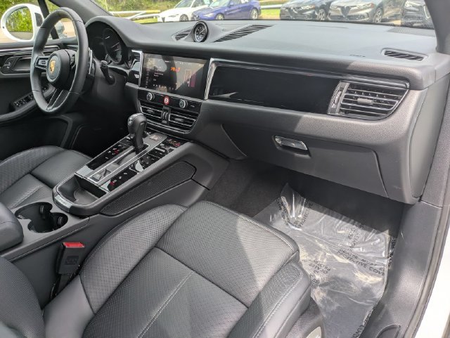 Used 2025 Porsche Macan AWD/4WD image 29