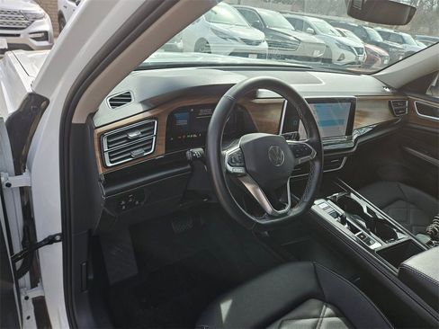 Used 2025 Volkswagen Atlas SE image 13