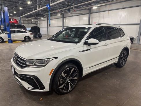 Used 2024 Volkswagen Tiguan SEL R-Line image 2