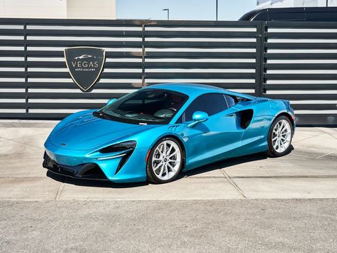 Used 2024 McLaren Artura RWD image 2