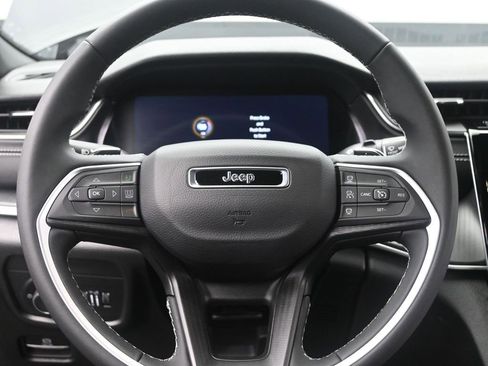 Used 2024 Jeep Grand Cherokee Laredo AWD/4WD image 28