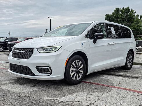 Used 2024 Chrysler Pacifica Limited FWD image 3