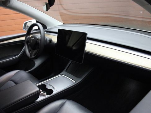 Used 2023 Tesla Model Y 2WD image 37