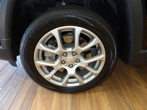 Used 2023 Jeep Compass Latitude w/ Sun and Sound Group AWD/4WD image 10