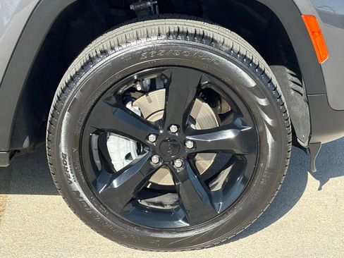 Used 2025 Jeep Grand Cherokee Limited w/ Black Appearance Package image 31