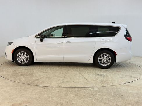 Used 2024 Chrysler Pacifica Touring-L FWD image 2