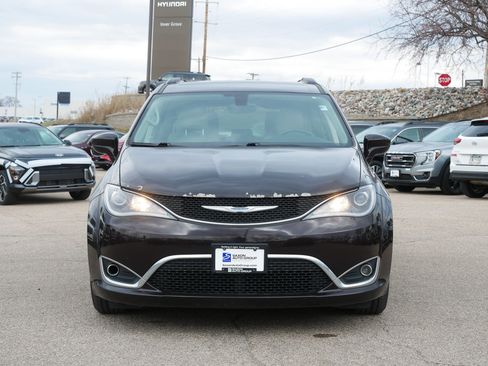 Used 2017 Chrysler Pacifica Touring-L w/ 13 Speaker Alpine Sound Group FWD image 3
