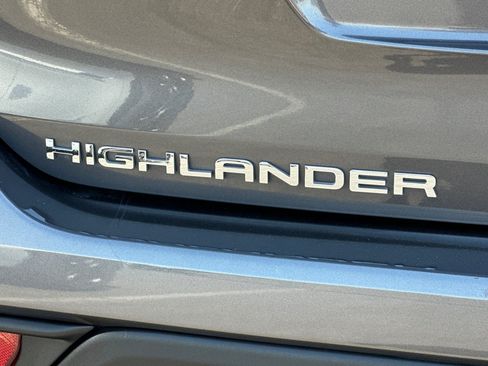 Used 2023 Toyota Highlander LE AWD/4WD image 27