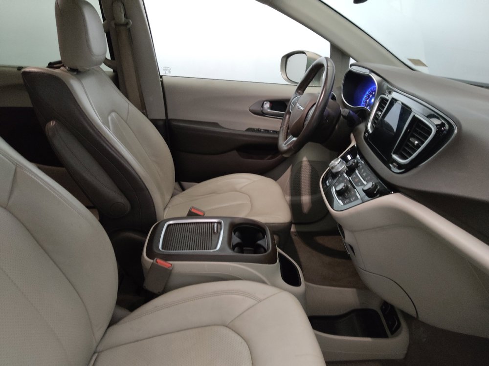 Used 2017 Chrysler Pacifica Touring-L Plus w/ Advanced Safetytec Group FWD image 21