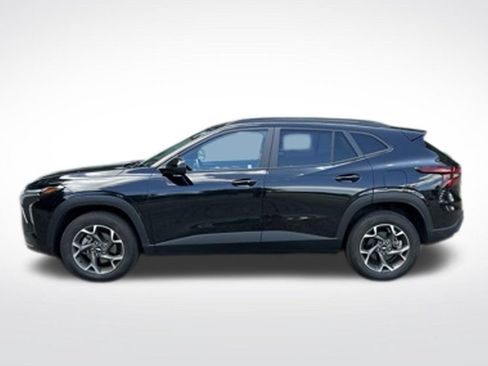 Used 2024 Chevrolet Trax LT w/ Driver Confidence Package FWD image 2