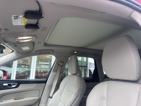 Used 2022 Volvo XC60 T8 Inscription image 5