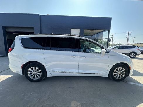 Used 2017 Chrysler Pacifica Touring-L FWD image 9