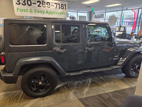 Used 2017 Jeep Wrangler Unlimited Sahara w/ Connectivity Group image 13