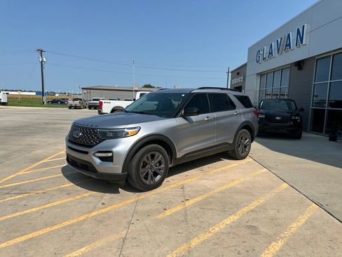 Used 2023 Ford Explorer XLT w/ Equipment Group 202A AWD/4WD image 3