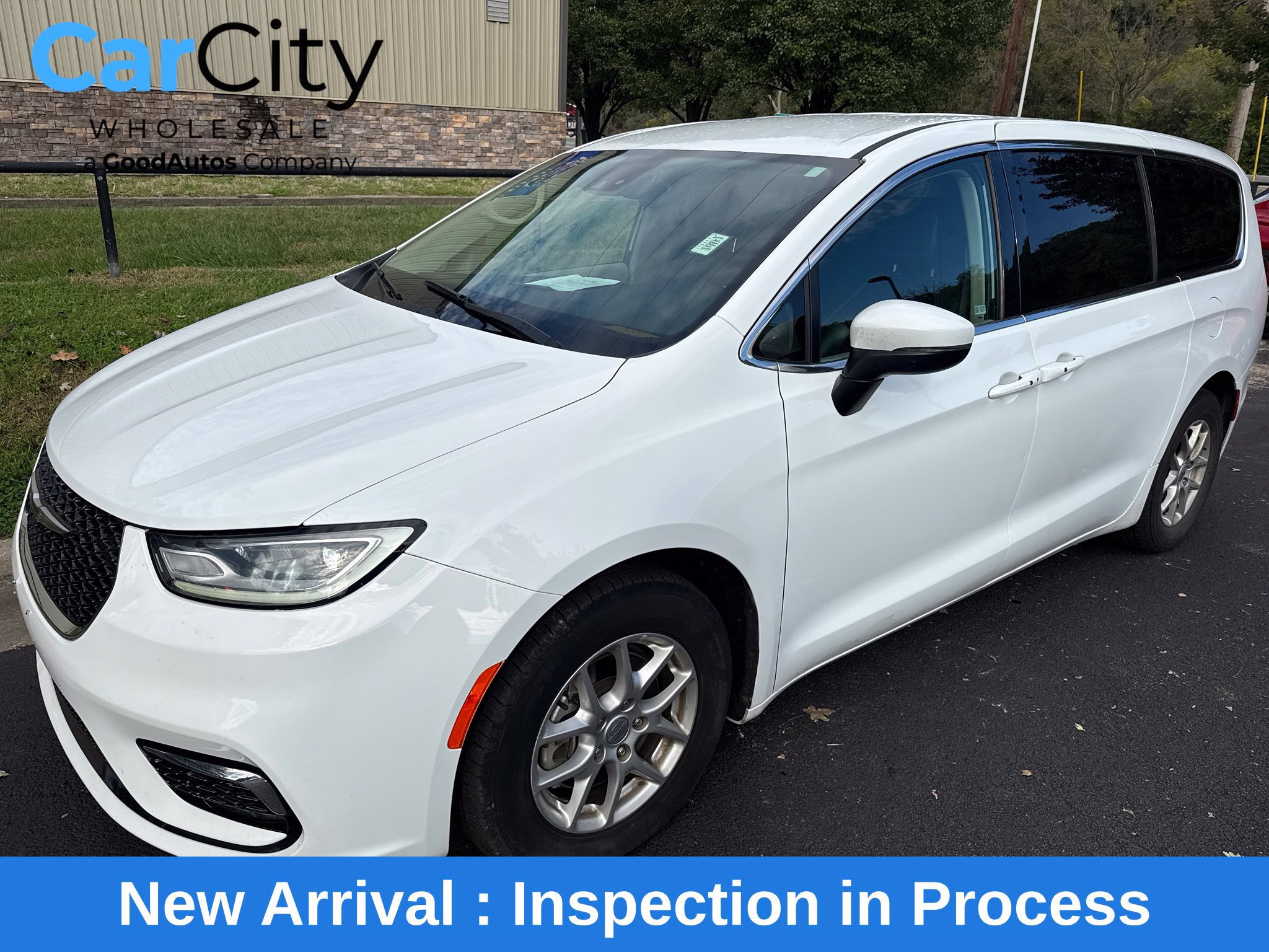 Used 2023 Chrysler Pacifica Touring-L FWD image 1