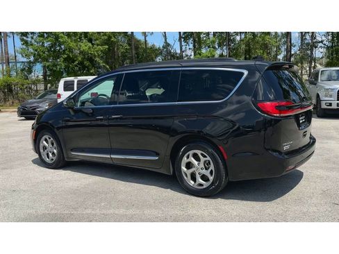Used 2023 Chrysler Pacifica Limited FWD image 6