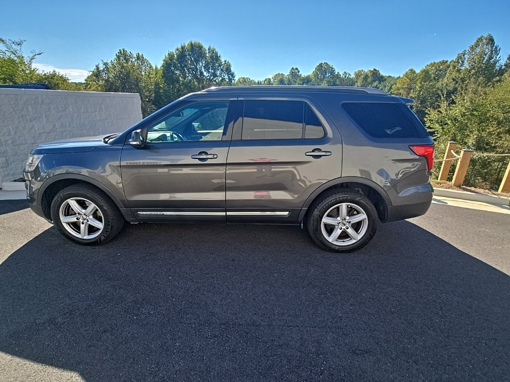 Used 2016 Ford Explorer XLT w/ Equipment Group 202A AWD/4WD image 9