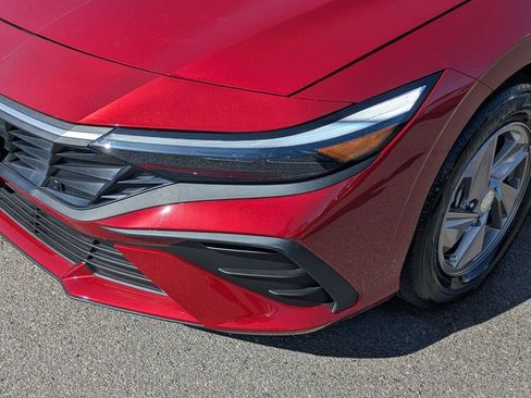 Certified 2025 Hyundai Elantra SE w/ Cargo Package FWD image 9