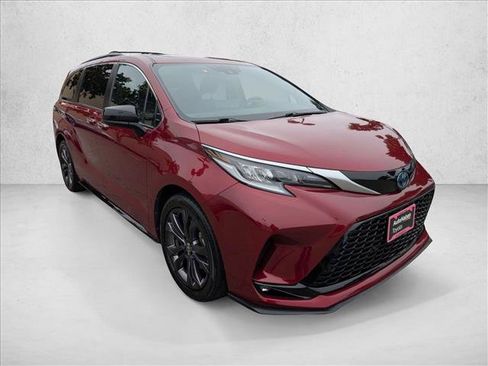 Certified 2022 Toyota Sienna XSE w/ XSE Plus Package FWD image 3