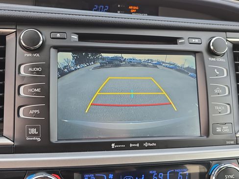 Used 2017 Toyota Highlander Limited image 25