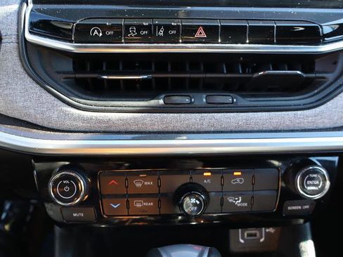 Used 2024 Jeep Compass Latitude image 21