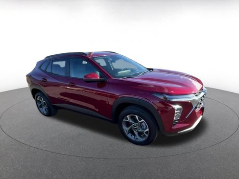 Used 2025 Chevrolet Trax LT FWD image 2
