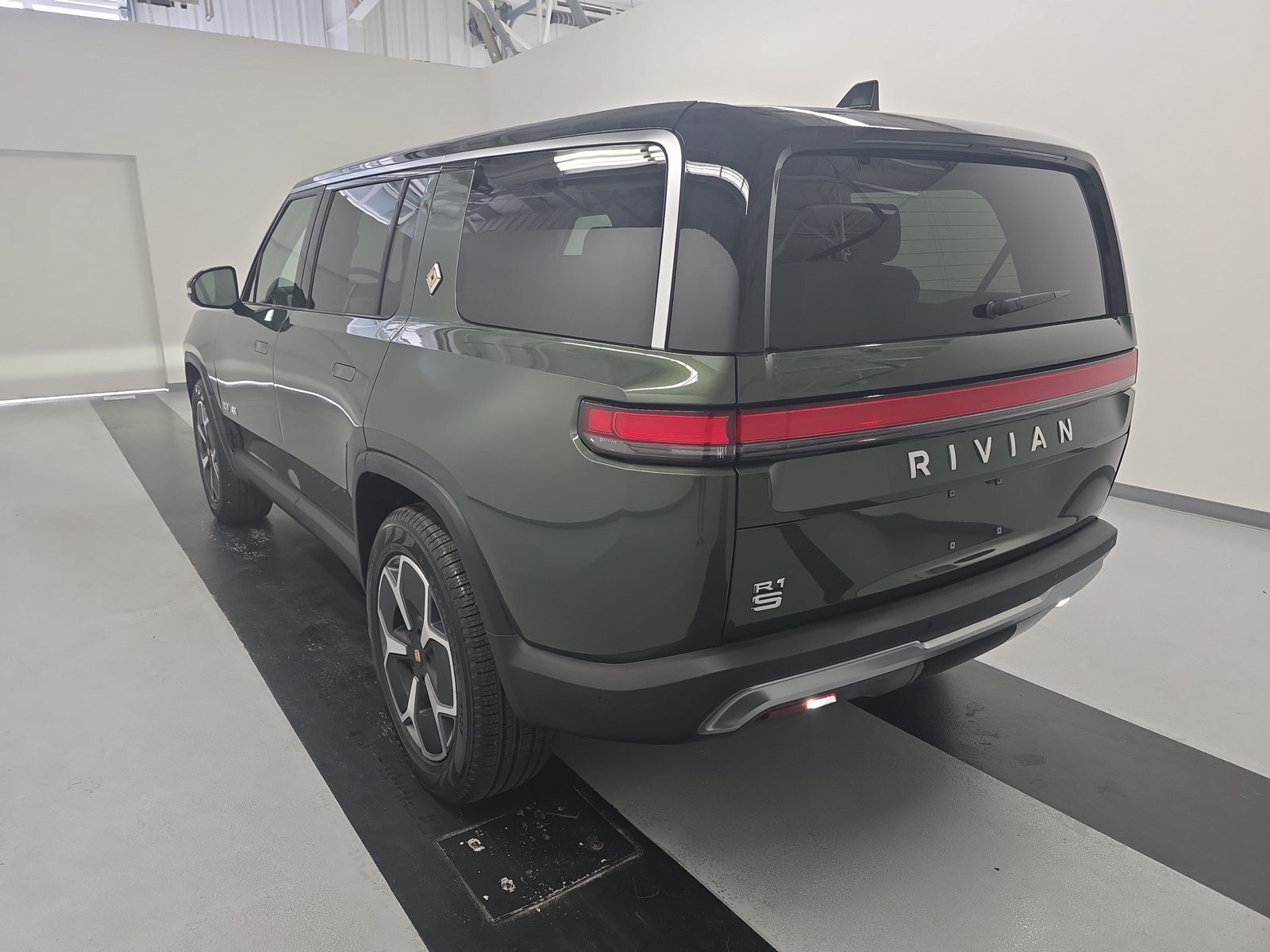 Used 2024 Rivian R1S Adventure Dual AWD/4WD image 3