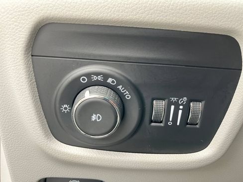 Used 2021 Jeep Grand Cherokee L Overland w/ Luxury Tech Group IV AWD/4WD image 17
