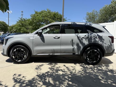 New 2025 Kia Sorento S w/ Panoramic Sunroof Package image 4