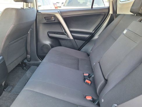 Used 2018 Toyota RAV4 LE AWD/4WD image 15