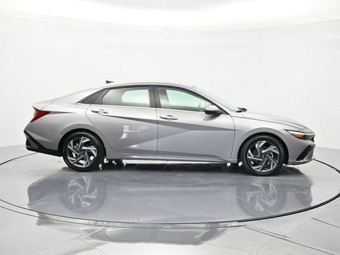 Used 2025 Hyundai Elantra Limited FWD image 4