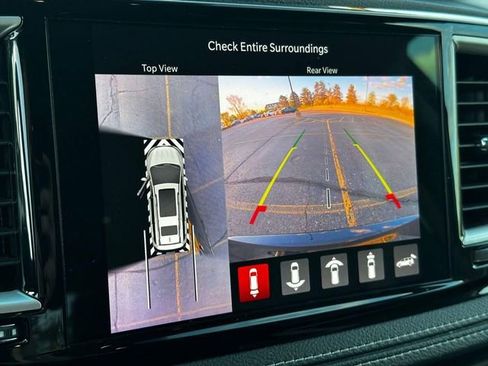 Used 2023 Chrysler Pacifica Touring-L AWD/4WD image 24