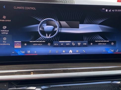 Used 2024 BMW X7 xDrive40i w/ Parking Assistance Package AWD/4WD image 32