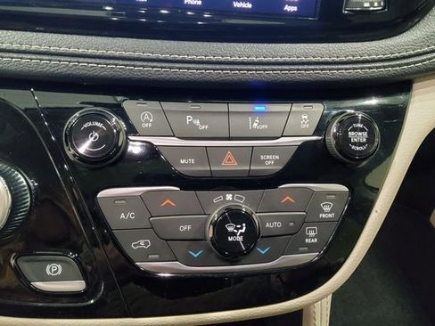 Used 2023 Chrysler Pacifica Limited image 37