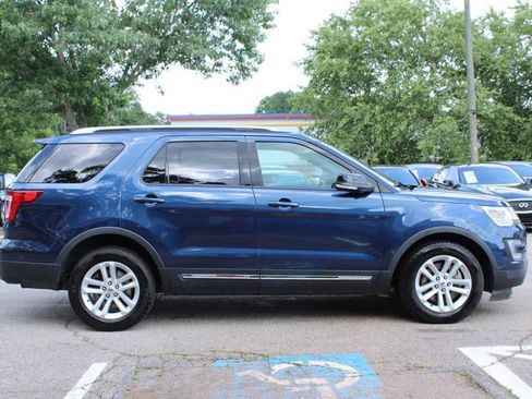 Used 2017 Ford Explorer XLT w/ Equipment Group 202A FWD image 5
